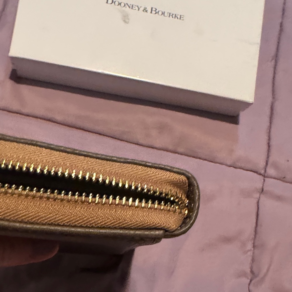 Dooney & Bourke Olive Textured Wallet. Beautiful condition - Picture 10 of 10
